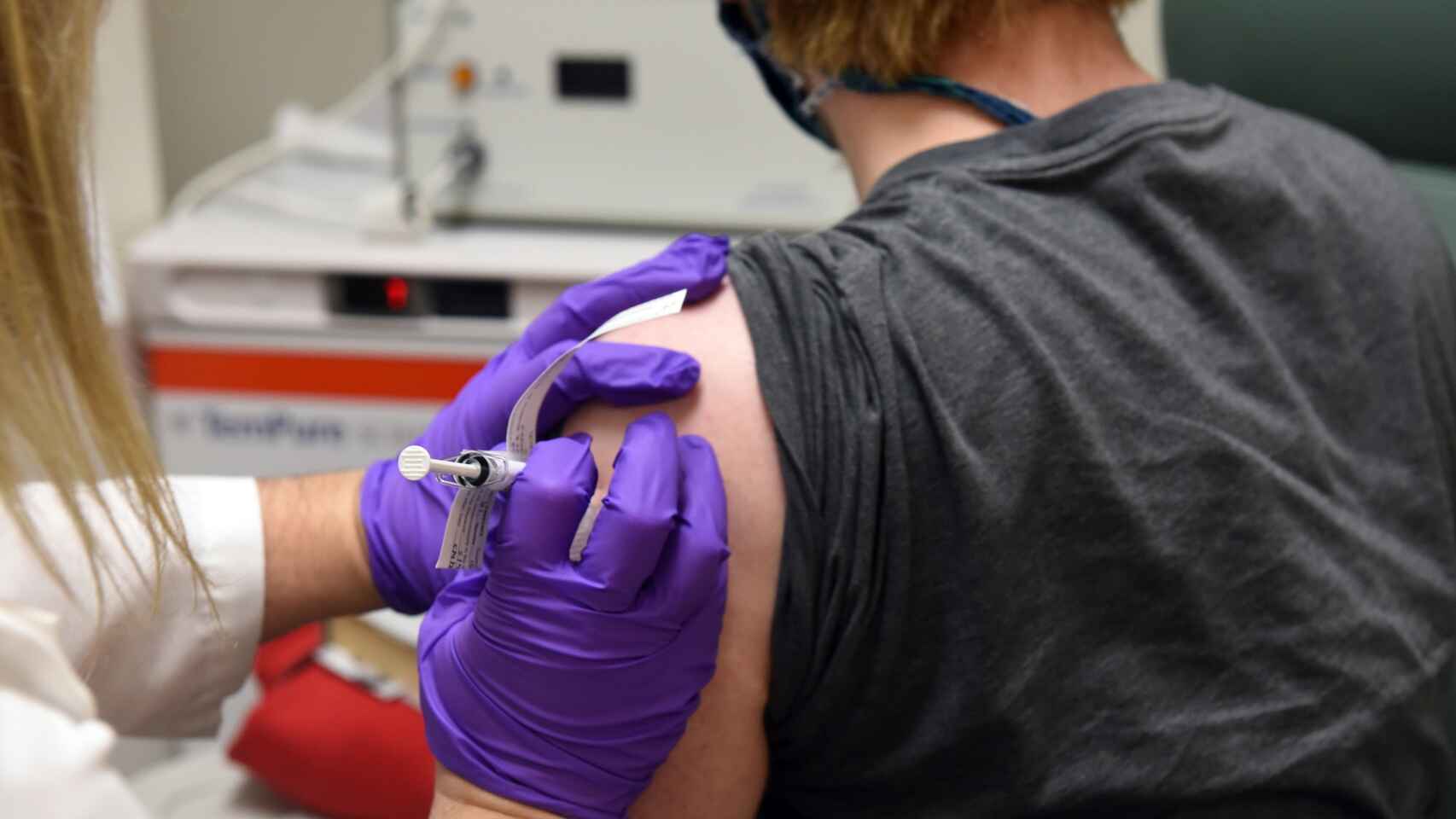Oxford y AstraZeneca anuncian que su vacuna contra el COVID-19 tiene una eficacia de hasta 90%