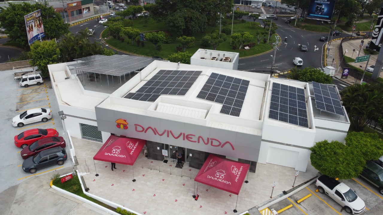 AES instala paneles solares en sucursales de Davivienda