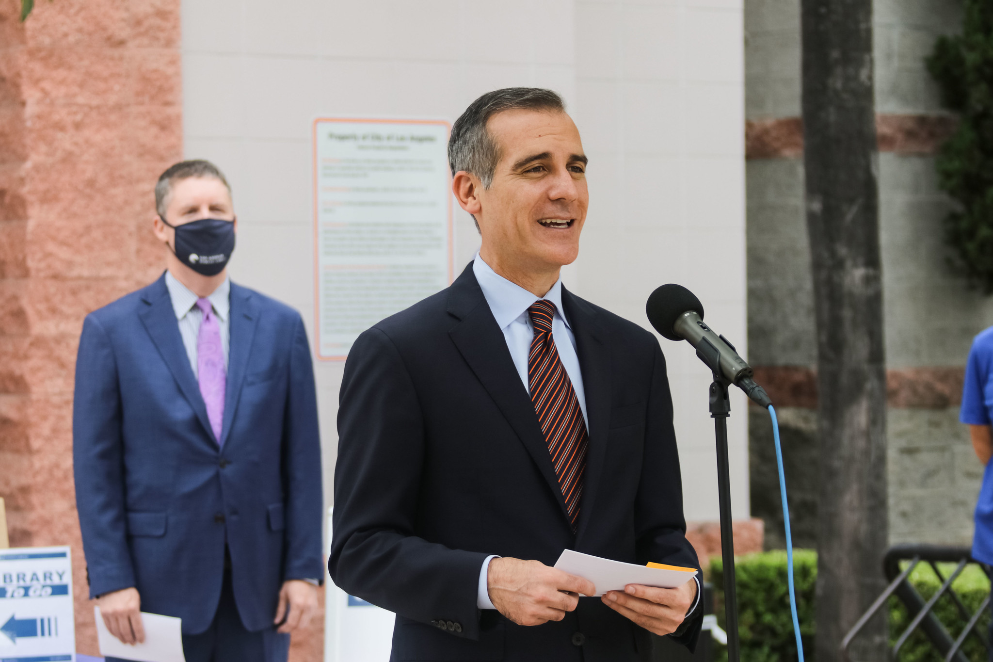 Alcalde de Los Ángeles anuncia alivio de emergencia para trabajadores de servicios de alimentos