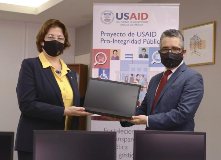 USAID entrega laptops al MINED para fortalecer Oficina de Atención Ciudadana