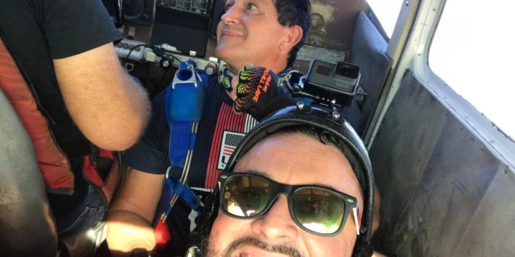 Muere hispano mientras saltaba en paracaídas en Florida