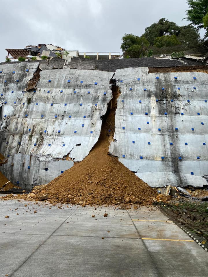 Muro en ruta a Muxbal colapsa y daña una vivienda
