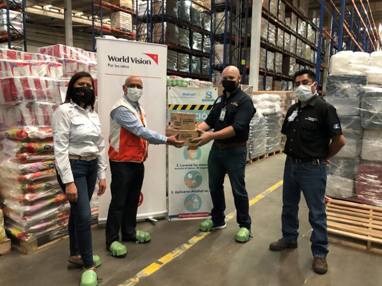 Walmart entrega alimentos y artículos de limpieza a World Vision para atender a damnificados por tormentas