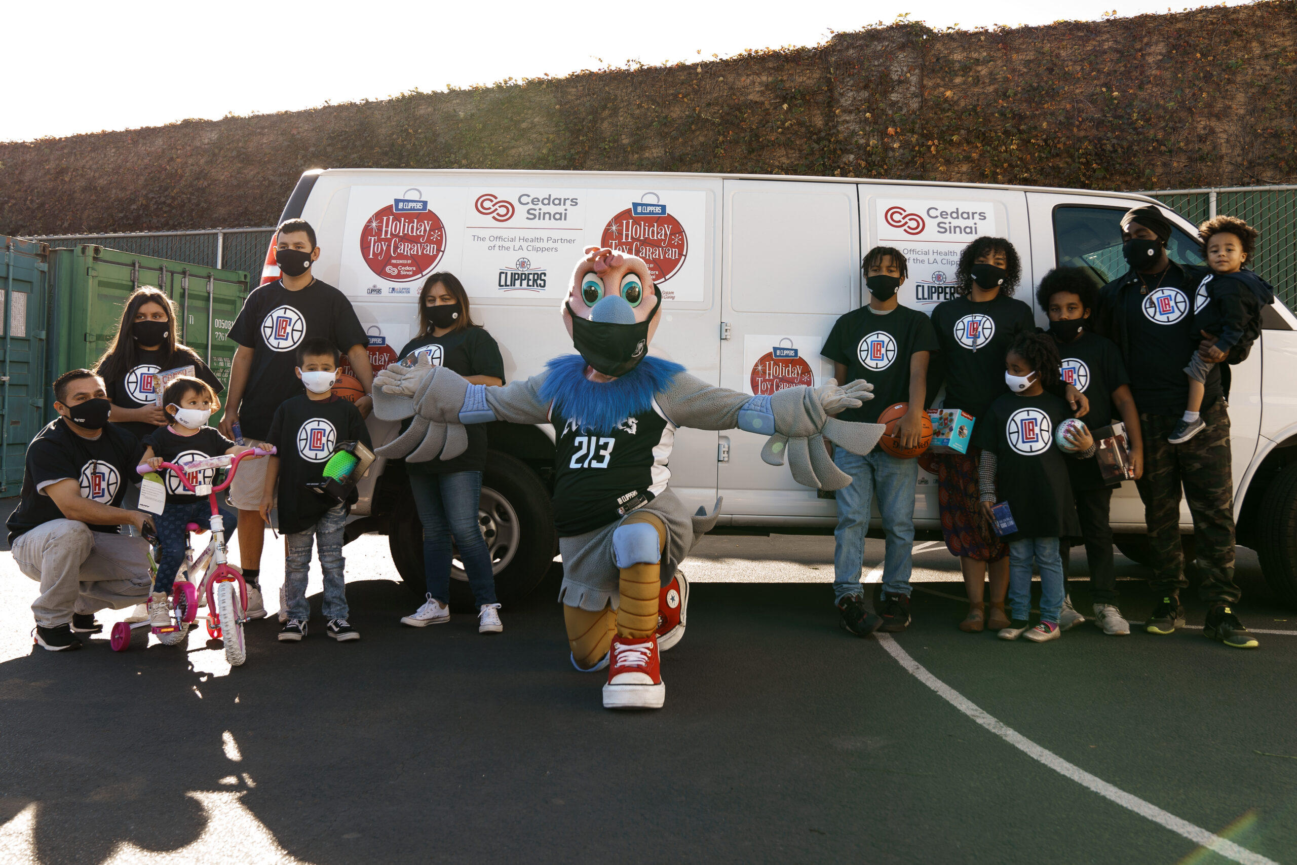 LA Clippers y Cedars-Sinai donan juguetes y máscaras a organizaciones de juventud locales