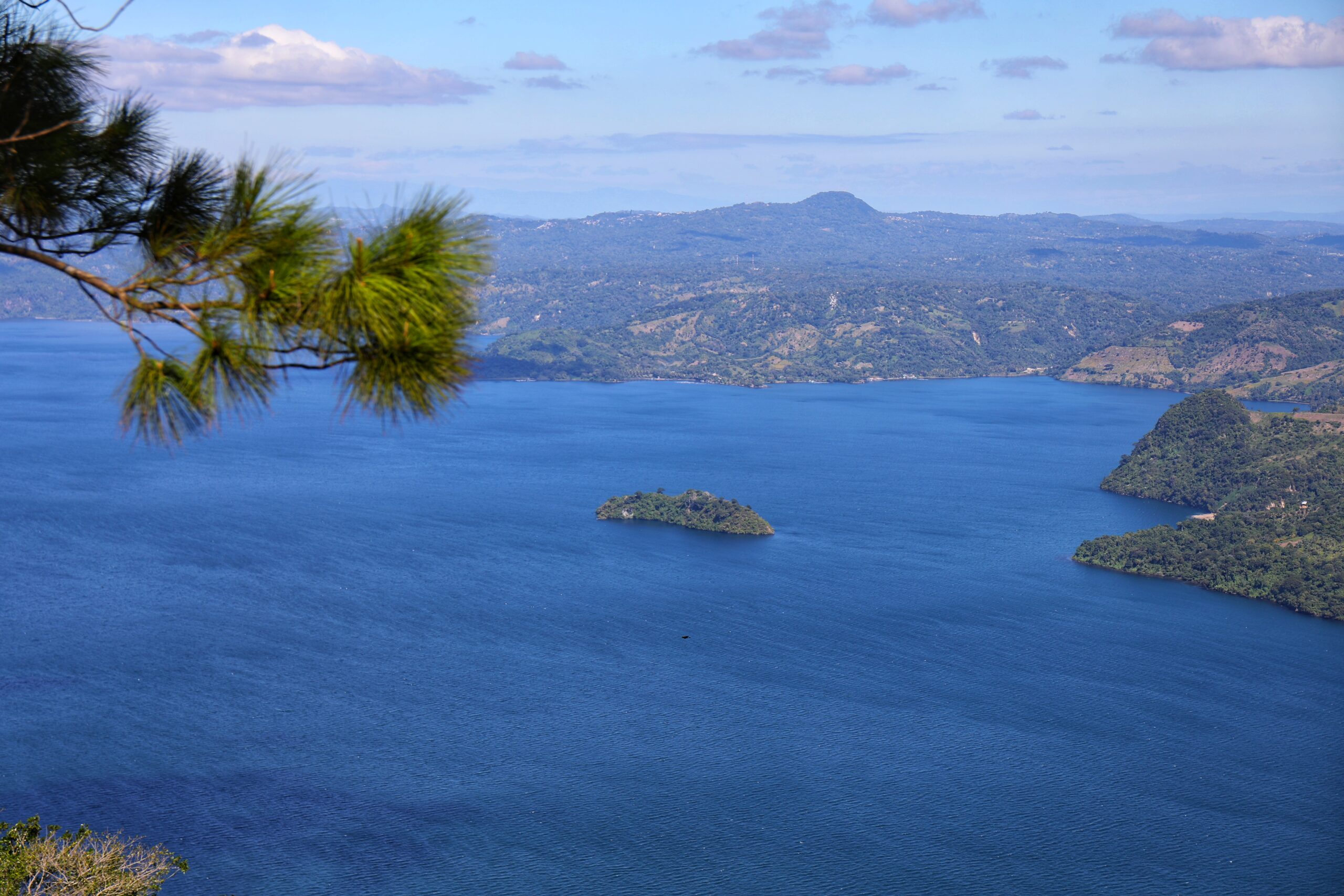Corredor panorámico Vista al Lago de Ilopango, declarado Zona Turística de Interés Nacional por GOES