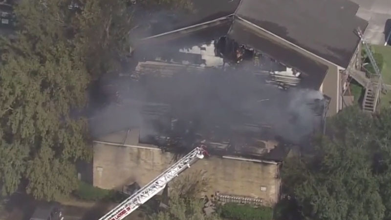 Incendio consume unos 15 apartamentos al sureste de Houston