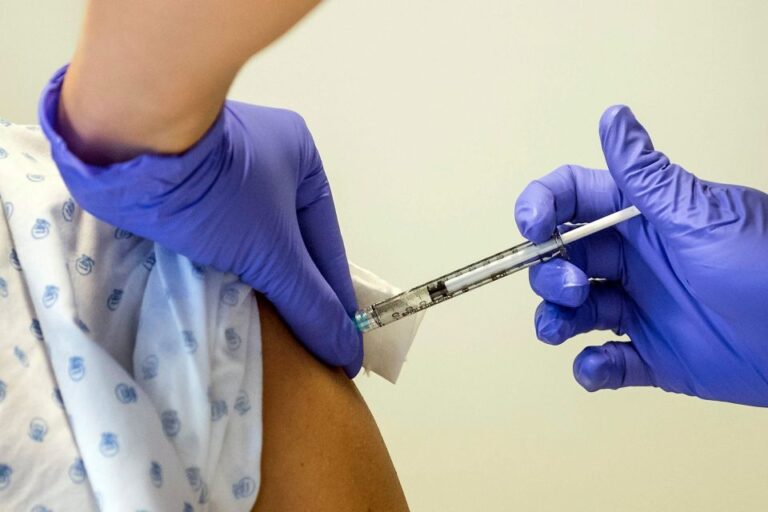 Farmacéutica Moderna informa que EE.UU compró 100 millones de dosis más de su vacuna