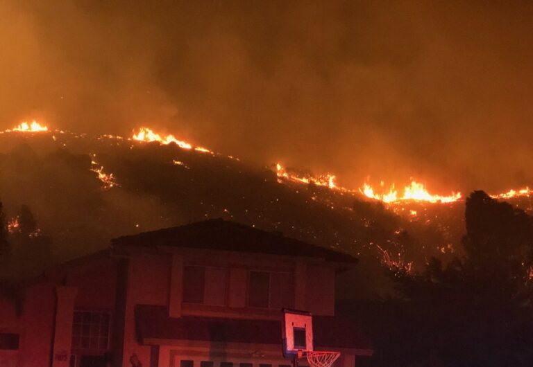 Evacuan a unas 25 mil personas por incendio al sur de Los Ángeles