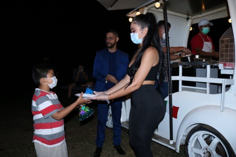 Jailyne Ojeda brinda ayuda humanitaria a Colonia de Santa Ana