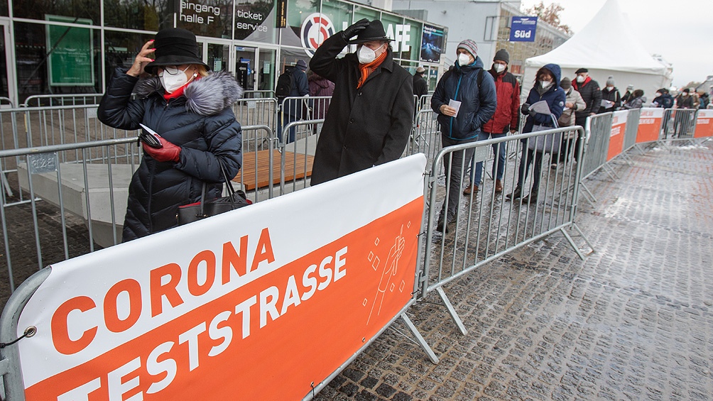 Austria inicia testeos masivos para evitar una cuarentena total