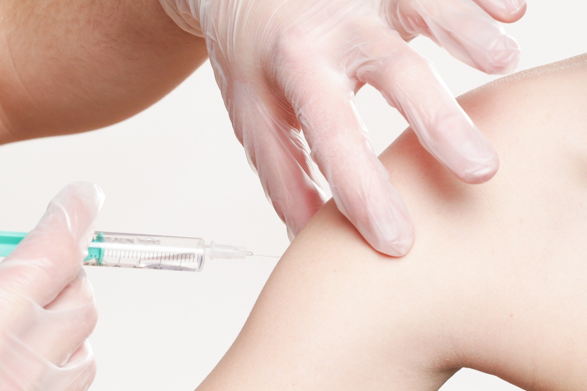 La industria del cuidado a largo plazo piden a las autoridades estatales vacunar a sus residentes y personal de cuidados