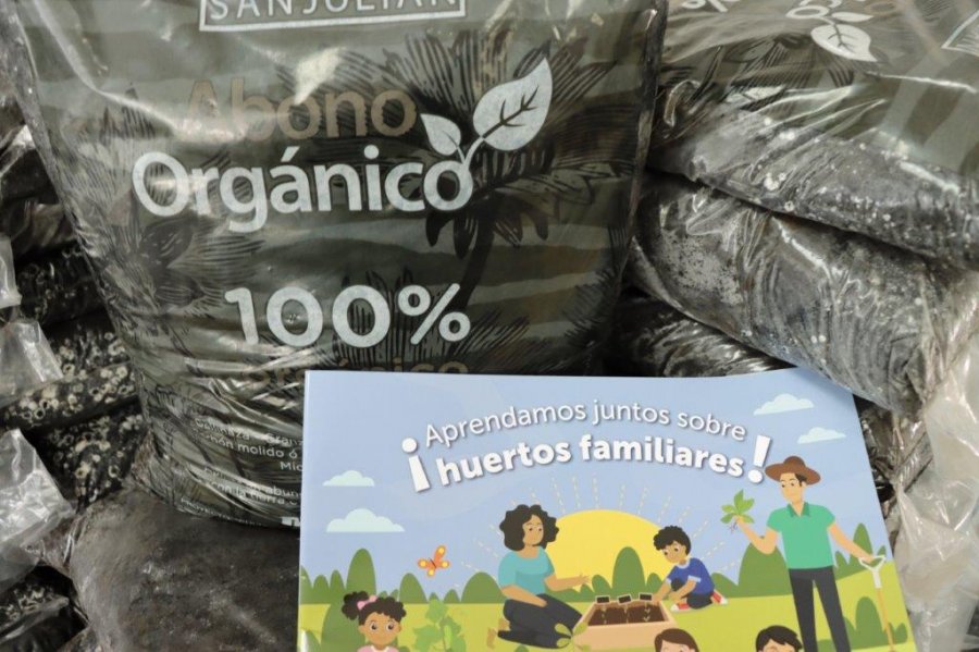 MINED entrega Kits agrícolas a docentes y estudiantes de Chalatenango