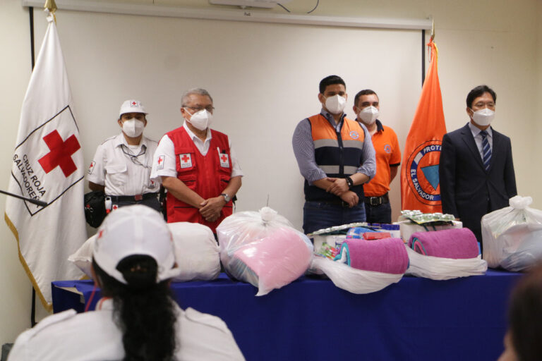 Familias son beneficiadas por Cruz Roja Salvadoreña, Protección Civil con apoyo de Embajada de Corea