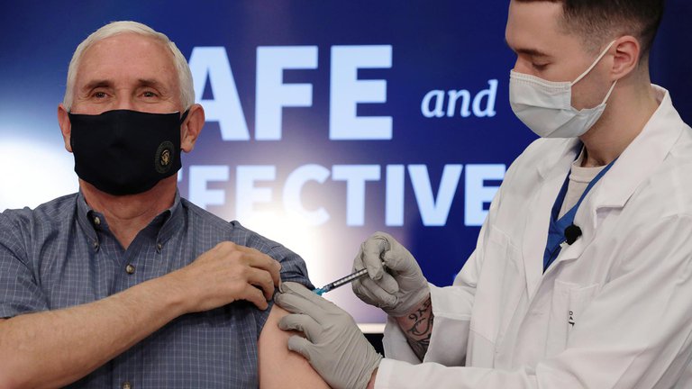 Vicepresidente de Estados Unidos Mike Pence se aplica la vacuna de Pfizer contra el coronavirus