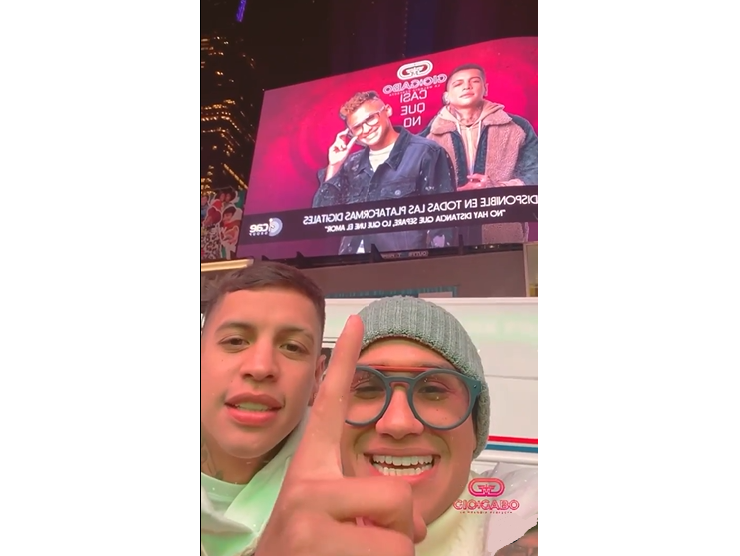 Gio y Gabo reciben reconocimiento de NY con un Billboard en Time Square