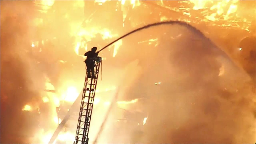 Incendio en Chatsworth deja a un bombero herido