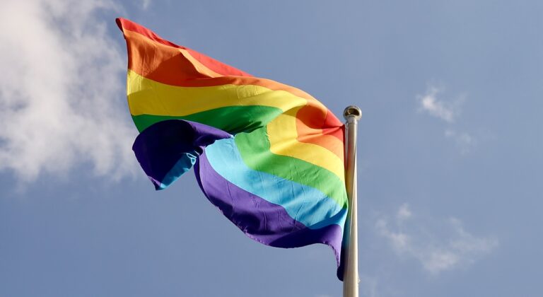 Anthony Blinken autoriza a las embajadas estadounidenses a colocar la bandera LGBTQ en el mismo asta que la de EEUU