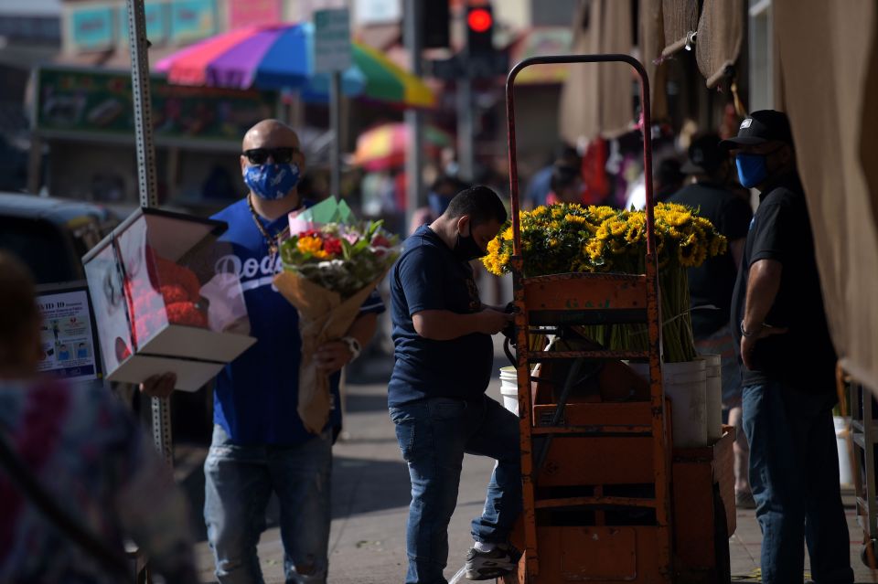 Niño guatemalteco que vende flores en Los Ángeles recibió cheque de $40,000 dólares