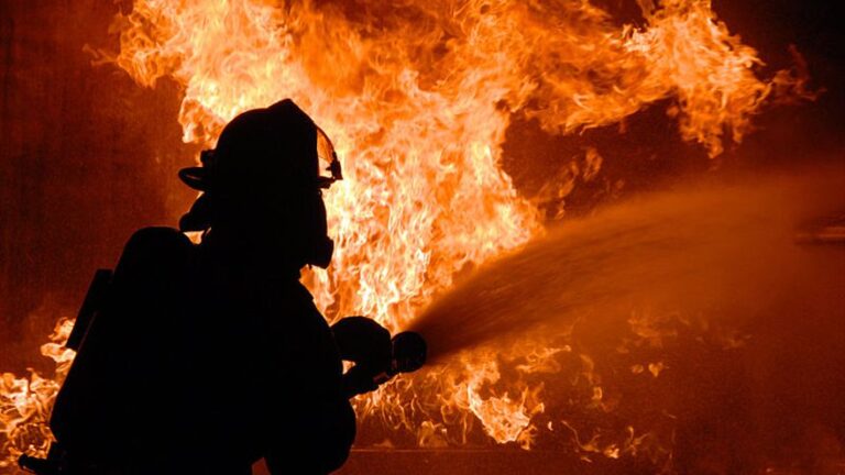 Incendio destruye un edificio comercial en el sur de Los Ángeles