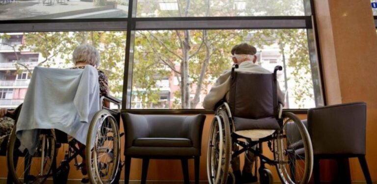 Los hogares de ancianos experimentan el peor aumento en los nuevos casos de COVID desde la primavera pasada