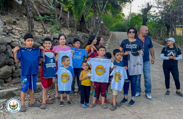 Comité Salvadoreño «El Piche» entrega regalos a niños y adultos en El Salvador