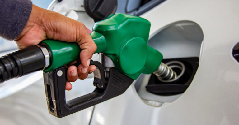 Leve disminución en los precios para los combustibles