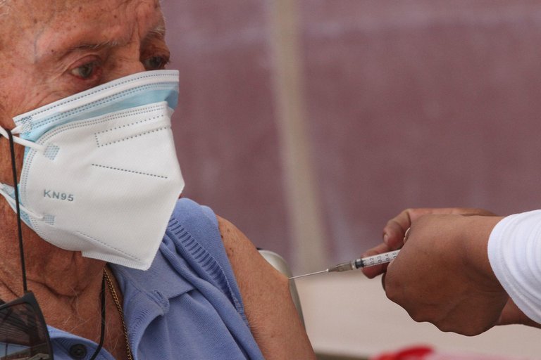 Vacunarán a adultos mayores contra el COVID-19 en Iztacalco, Xochimilco y Tláhuac