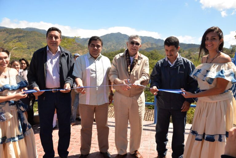 MITUR entrega mirador en La Palma, Chalatenango