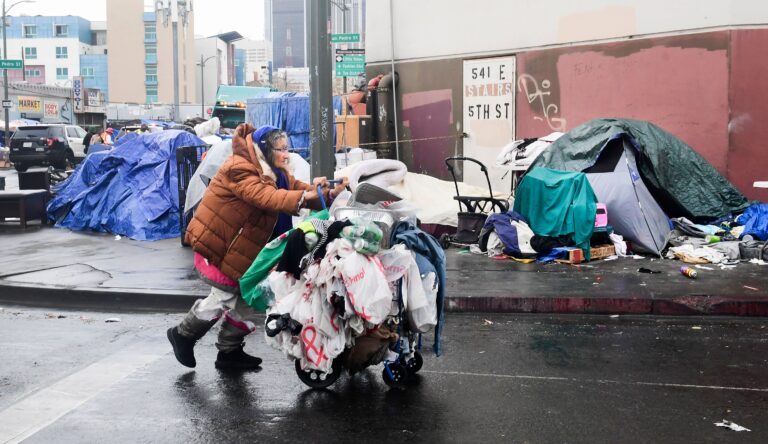 Juez ordena a Los Ángeles que ofrezca refugio a todos los residentes sin vivienda de Skid Row