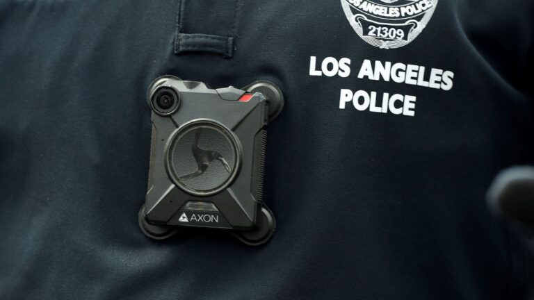 LAPD de Van Nuys pide ayuda para identificar a sospechoso involucrado en varios asaltos