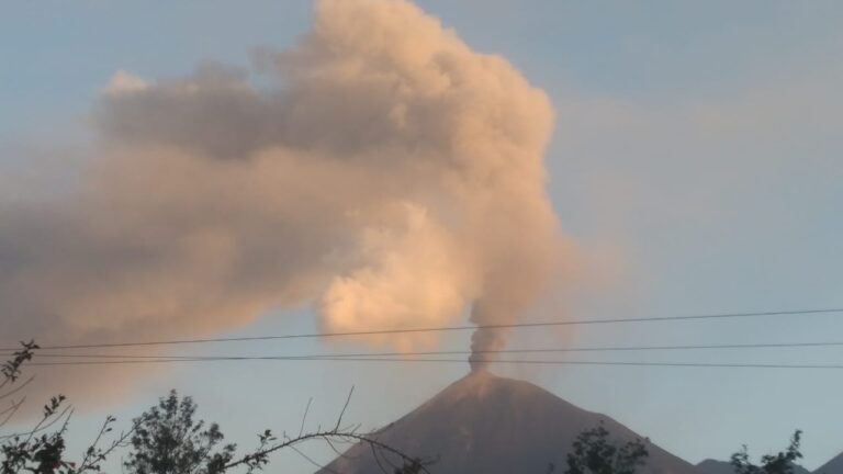 Guatemala cierra el aeropuerto La Aurora por aumento de ceniza del volcán Pacaya
