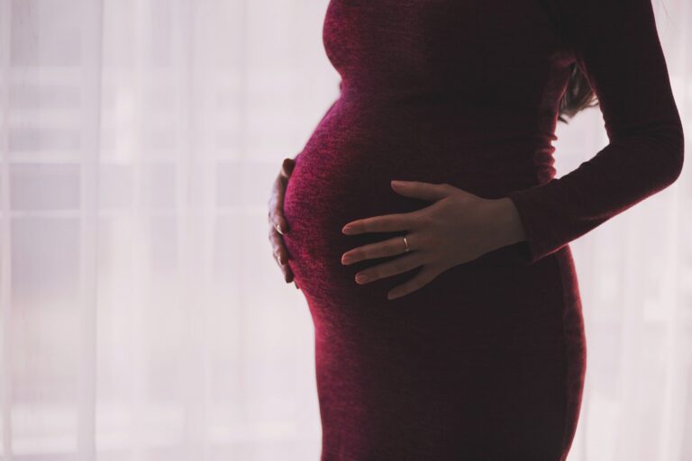 El consumo de cafeína durante el embarazo causa bebés pequeños al nacer