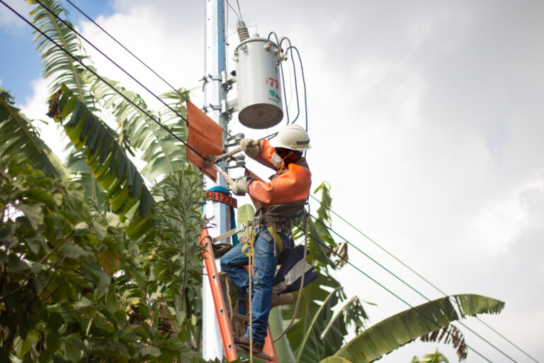 3,500 familias de Santa Ana, Ahuachapán y Sonsonate son beneficiadas con proyectos de energía eléctrica por AES El Salvador