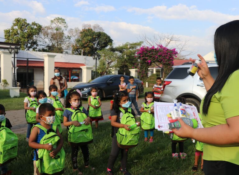 El Sistema Fedecrédito entrega una donación de 700 mochilas a escuelas en San Vicente y Sonsonate