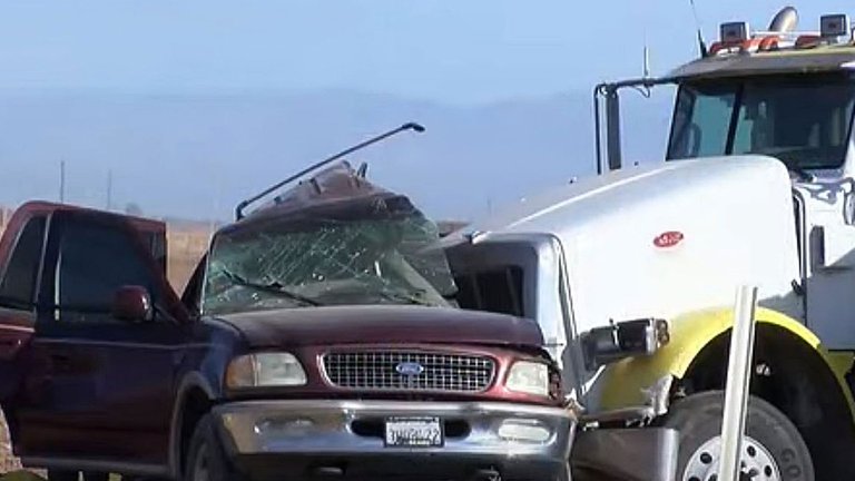 Choque entre un vehículo sobrecargado y un camión deja 13 muertos en California