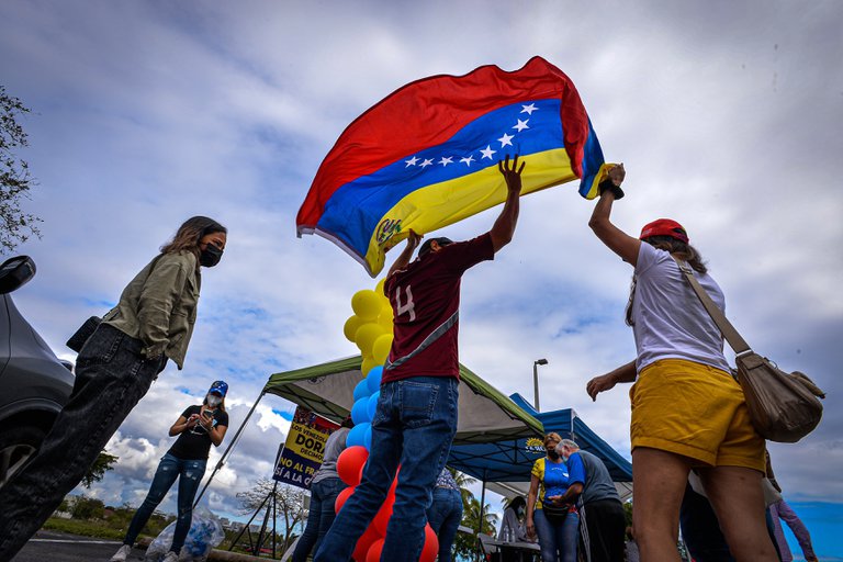 Venezolanos exiliados en Miami celebraron el alivio migratorio concedido por el gobierno de Joe Biden