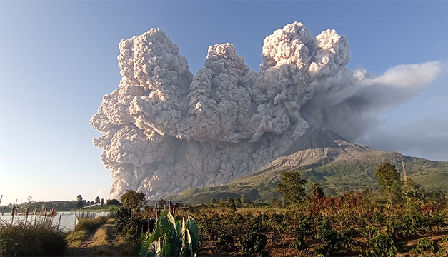 El volcán Sinabung de Indonesia arroja una espectacular columna de cenizas