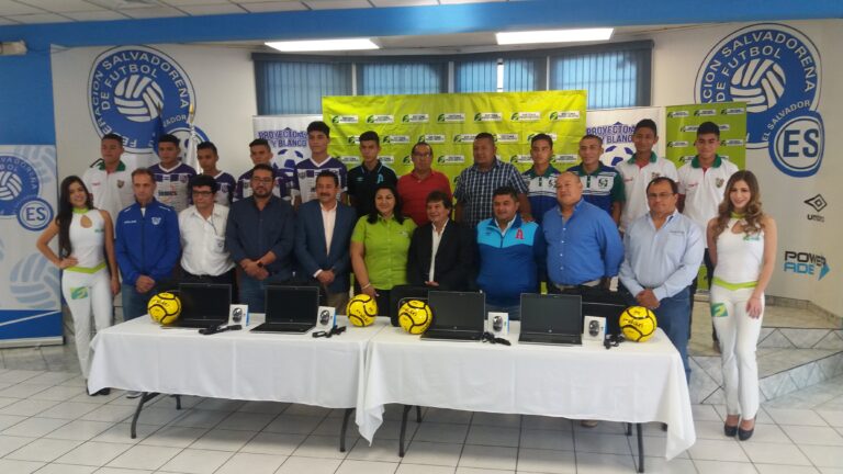 SISTEMA FEDECRÉDITO entrega Kit deportivo a categoría Sub-17 de fútbol