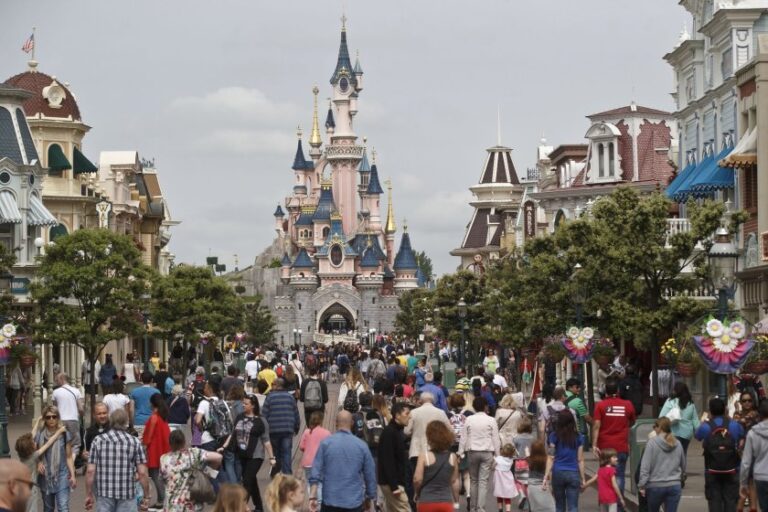 Disneyland París se convierte en centro de vacunación masiva