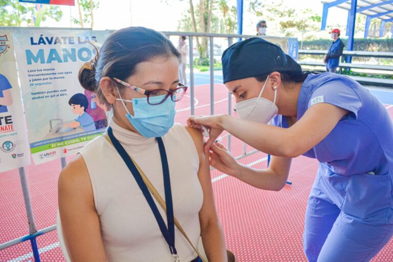 Los puestos de vacunación permanecerán habilitados en la ciudad de Guatemala durante Semana Santa