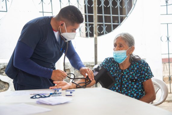 Gobierno lleva jornada médica a adultos mayores de “Witzapan”
