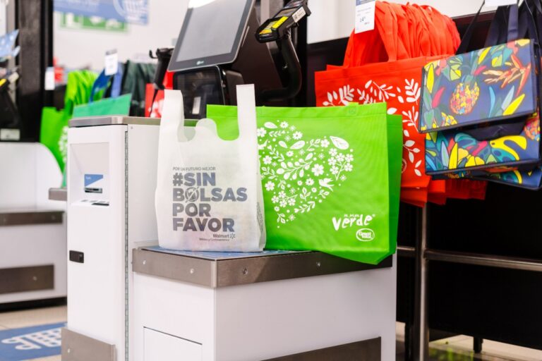 Walmart busca eliminar bolsas plásticas de un solo uso