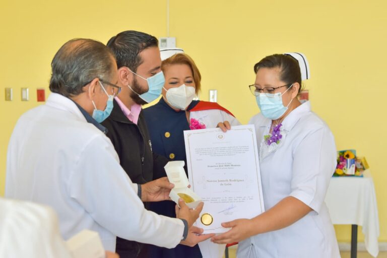 En el Día Nacional del Profesional de Enfermería entregan reconocimiento en hospitales del país