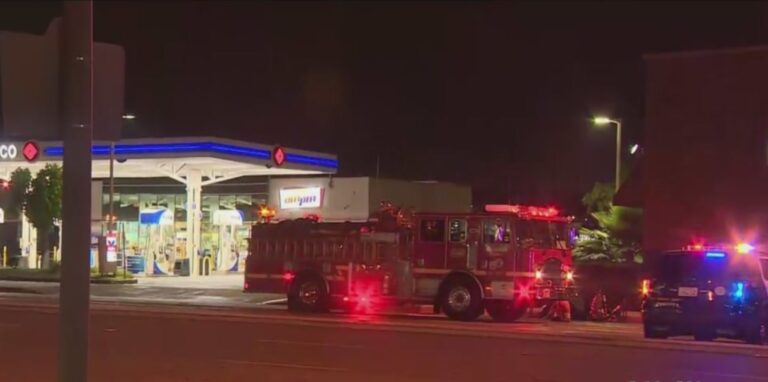 Hombre es asesinado fuera de una gasolinera en Hacienda Heights