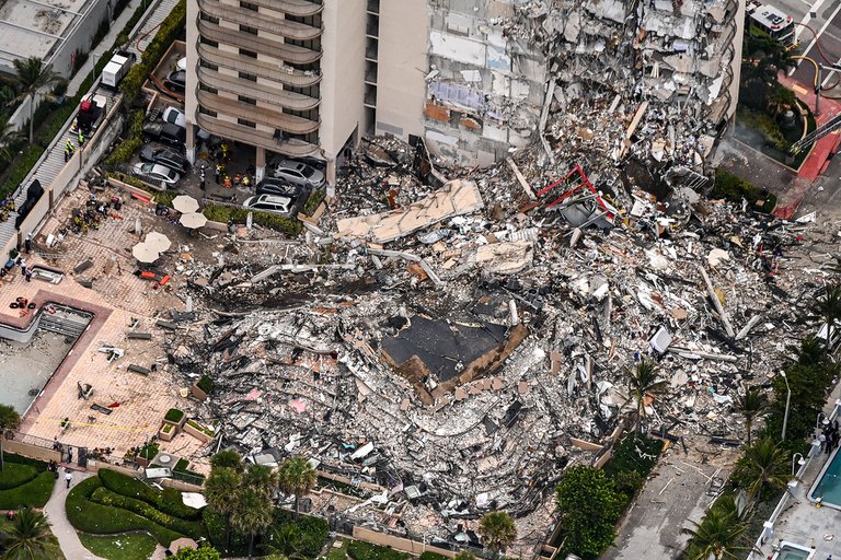 Derrumbe de edificio en Miami deja al menos cuatro personas muertas y 159 desaparecidos