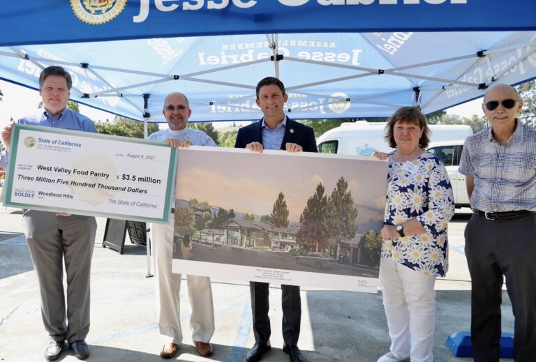 El asambleísta Jesse Gabriel obtiene $ 3.5 millones en fondos estatales para la despensa de alimentos de West Valley