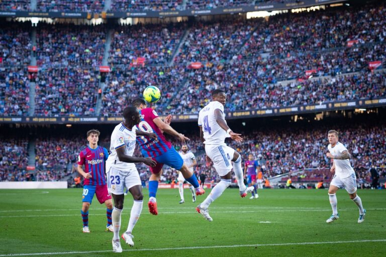 El Real Madrid derrota 2-1 al Barcelona en el Camp Nou por LaLiga