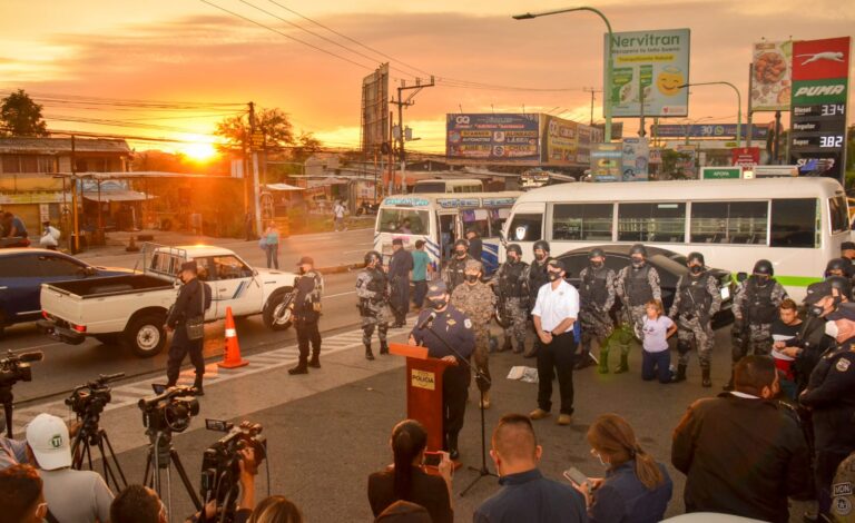 Capturan a supuesto grupo de asaltantes que operaba en microbuses de Apopa a San Salvador