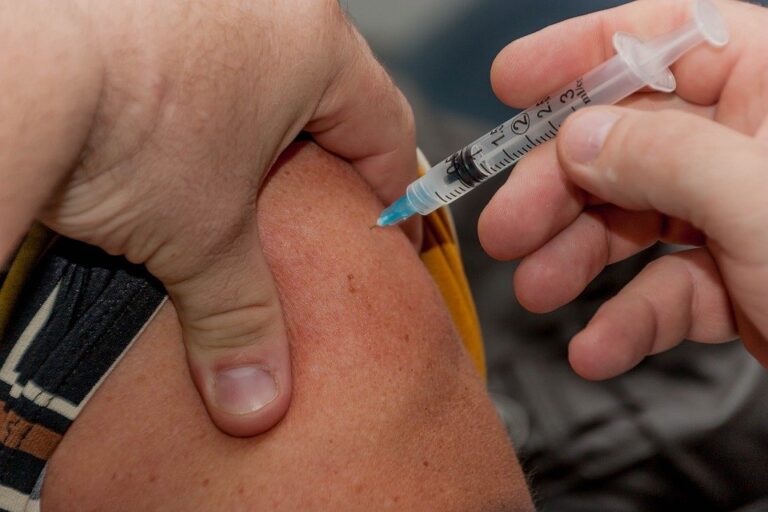 OMS: Vacunación no asegura inmunidad ante la variante Ómicron