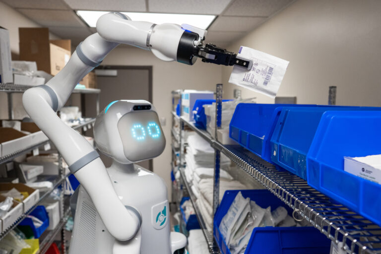 Robots ayudan al equipo de enfermería a hacer su trabajo